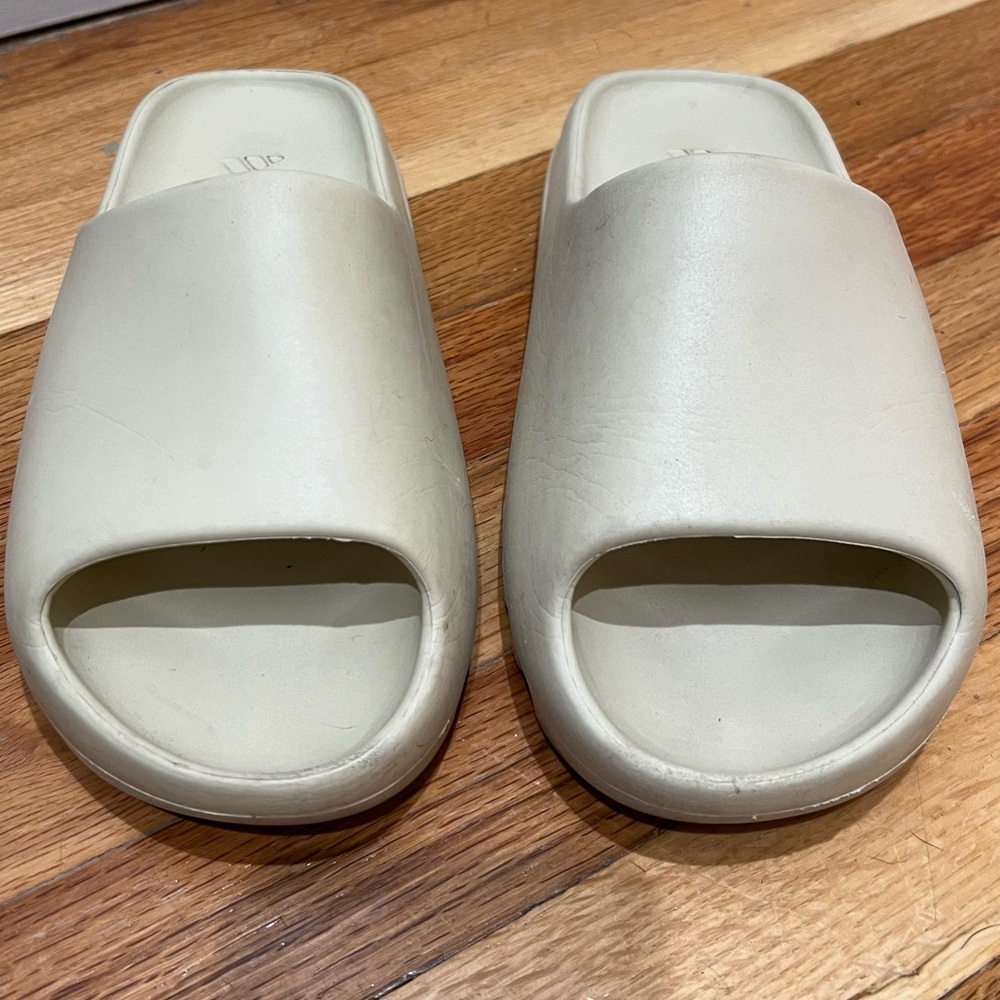 Used YEEZY SLIDE BONE SIZE 8